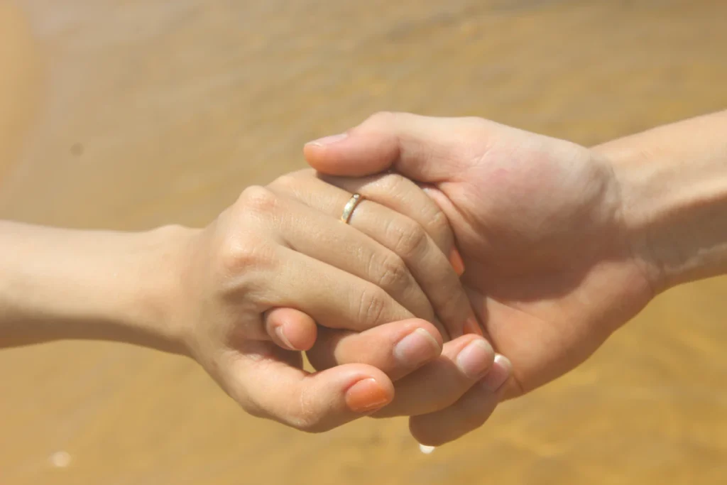 Dos personas tomándose de la mano